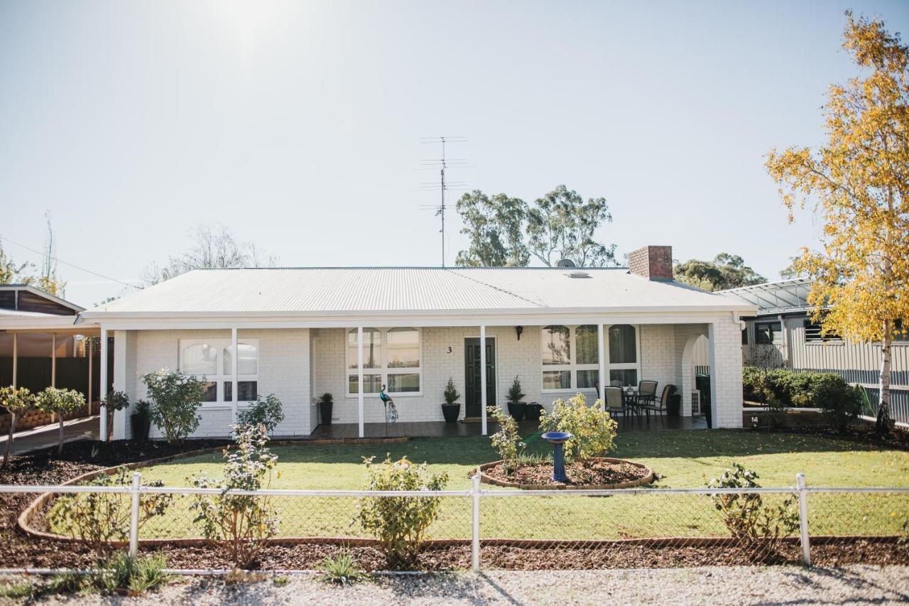 Villa White On Wright Clare Exterior foto